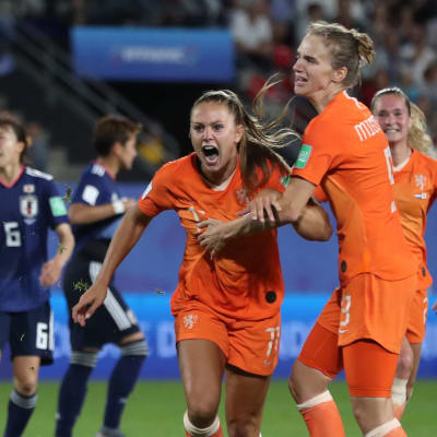 Lieke Martens firar sitt andra mål i VM-åttondelen mot Japan.