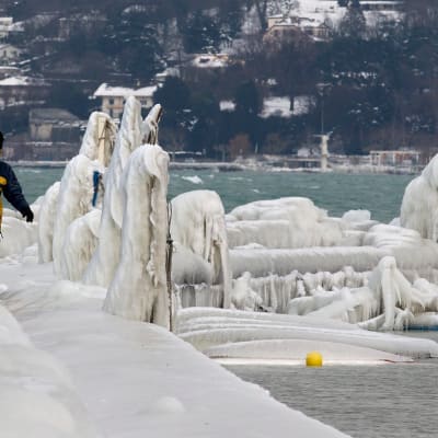Snö och kalla vindar har blåst in över Geneve-sjön i Schweiz 7 februari 2012