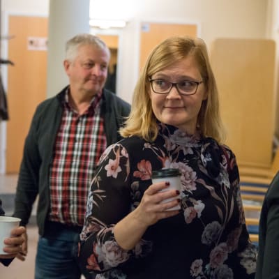 Anna Mäkelä palasi istuntosaliin kahvitauon jälkeen. Mäkelän kuuleminen on jatkunut jo yli viisi tuntia.