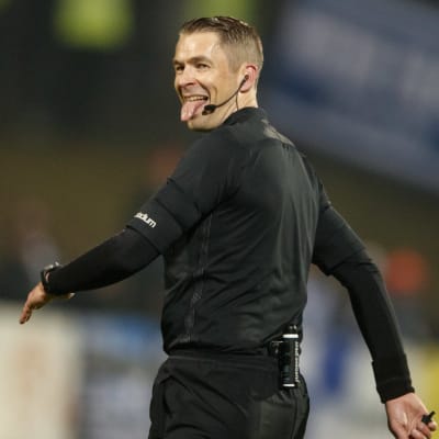 Mattias Gestranius visar tungan.