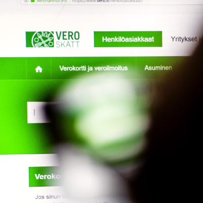 En person sitter framför en dator där man ser hemsidan vero.fi, alltså Skatteförvaltningens webbsida.
