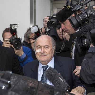 Fifan hyllytetty johtaja Sepp Blatter saapui maanantaina tiedotustilaisuuteen Zürichissä Sveitsissä sen jälkeen, kun hänet oli suljettu kahdeksaksi vuodeksi jalkapallosta.