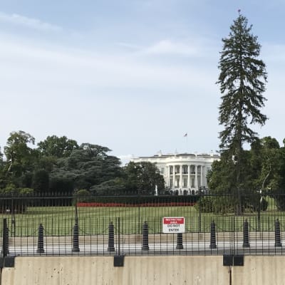 Många staket framför Vita huset i Washington