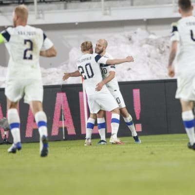 Teemu Pukki juhlii maalia Bosnia-Hertsegovinaa vastaan MM-karsinnoissa 24.3.2021.