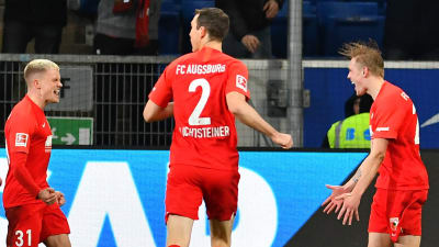 Fredrik Jensen firar efter mål i Bundesliga.