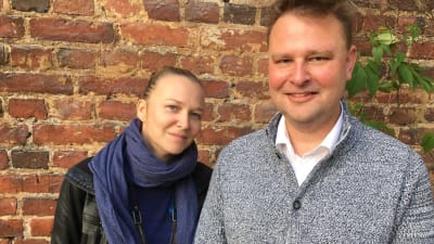 Andrea Reuter och bilskoleläraren Johan Forssell står fram för en tegelvägg.