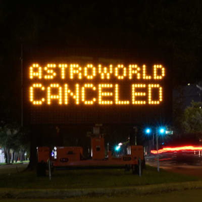 En skylt där det står "Astroworld canceled".