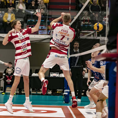 VaLePan Karli Allik (vas.), Severi Savonsalmi ja Mikko Esko Suomen cupin ottelussa Akaa-Volleytä vastaan.