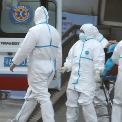 Patient som har smittats av ett nytt coronavirus i Kina flyttas till sjukhus