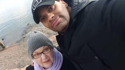 Jucci Hellström selfie tillsammans med sin mamma vid strand.
