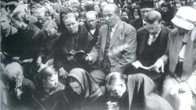 Vihtori Kosola (tredje mannen från höger) på ett väckelserörelsemöte i Österbotten