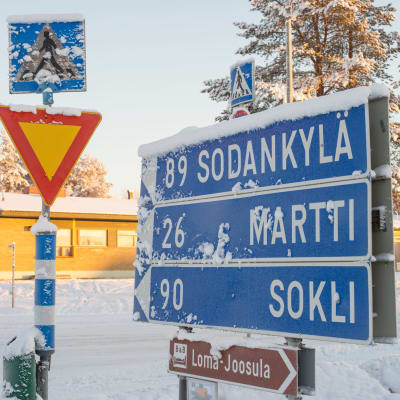 Tienviittoja Savukosken kunnan keskustassa
