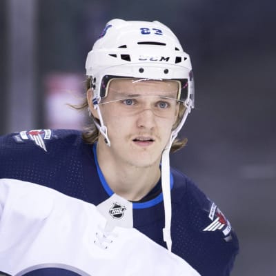 Sami Niku i Winnipegs tröja.