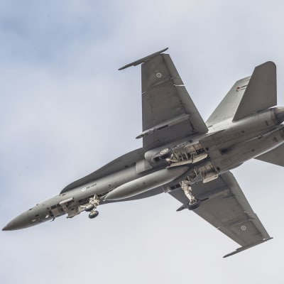 F-18 Hornet hävittäjä ilmassa