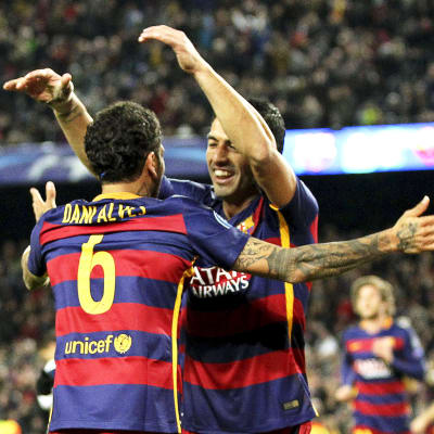 Dani Alves och Luis Suarez firar på Camp Nou.