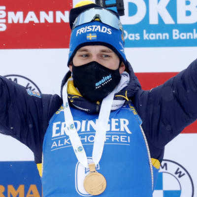 Martin Ponsiluoma med sitt VM-guld.