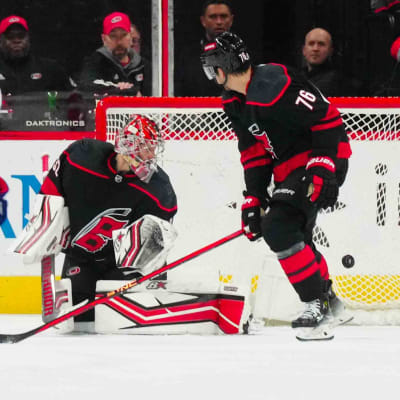 Antti Raanta släpper in en puck mot Tampa Bay.