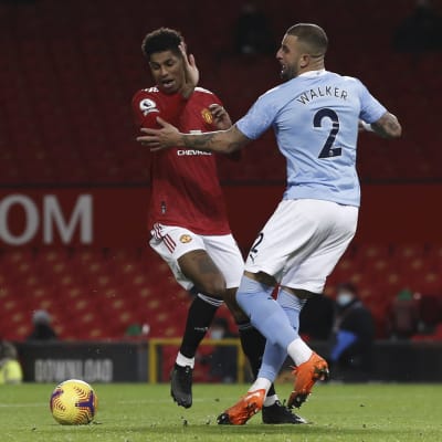 Domaren pekade på straffpunkten efter att Kyle Walker i den här situationen trampat Marcus Rashford på tårna.