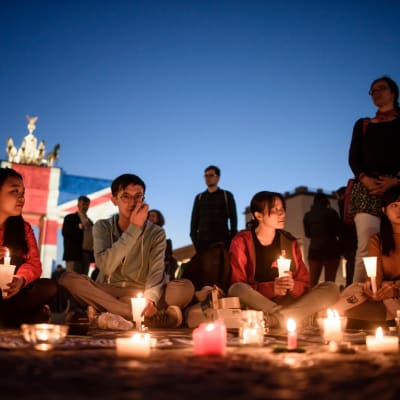 Berliinissä ihmisiä kokoontui illalla ja yöllä osoittamaan myötätuntoaan Lontoolle ja sitä kohdanneen terrori-iskun uhreille.