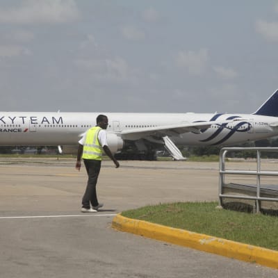 Planet på flygplatsen i Mombasa, Kenya den 20.12.2015