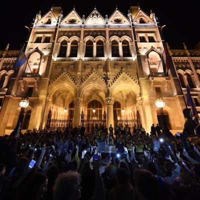 Mielenosoittajat puolustivat George Sorosin perustamaa Central European Universitya Budapestissä Unkarissa 4. huhtikuuta 2017.