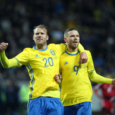 Ruotsin Ola Toivonen ja Marcus Berg juhlivat.