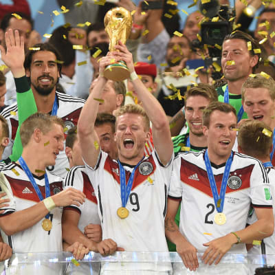 Saksa juhlii MM-pokaalin kanssa 2014.