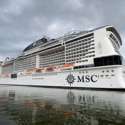 Yksi maailman suurimmista risteilyaluksista, MSC Meraviglia. Yksi maailman suurimmista risteilyaluksista, MSC Meraviglia, laiturissa Jätkäsaaressa Helsingissä 10. syyskuuta 2018. Laiva on 315 metriä pitkä, 43 metriä leveän ja 65 metriä korkea.