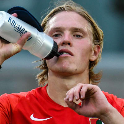 Fredrik Jensen dricker vatten vid träningspass.