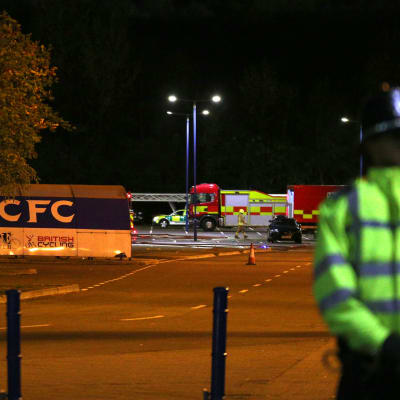 Poliser vid platsen där en helikopter med Leicester Citys ägare kraschade. 