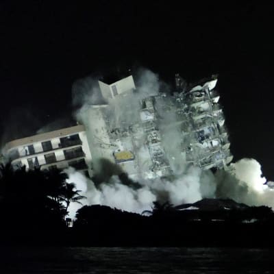 Sent på kvällen den 4 juli sprängdes resten av det olycksrabbade huset i Surfside. 