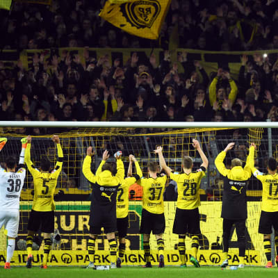 Dortmundin jalkapallojoukkue tervehtii kannattajiaan.