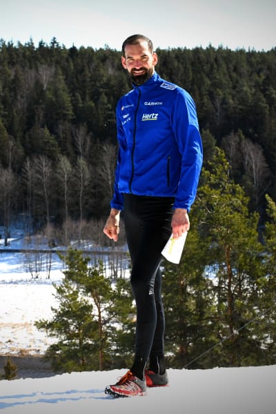 Thierry Gueorgiou står uppe på en backe med karta i handen