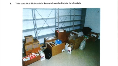 Bruna kartonger och plastkassar med vårdförnödenheter står på golvet i ett rum. I bakgrunden tomma hyllor. Polisens logotyp syns uppe i dokumentet.