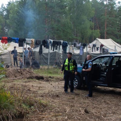 Litauisk polis vaktar ett läger som hyser migranter som kommit över gränsen till Belarus