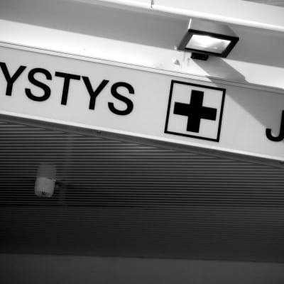 Svartvit bild med texten päivystys jour