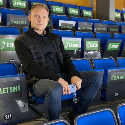 SaiPan toimitusjohtaja Jussi Markkanen istuu jäähallin katsomossa.