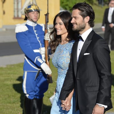 Ruotsin prinssi Carl Philip ja Sofia Hellqvist saapuivat SKeppsholmenin-saarelle Tukholmassa.