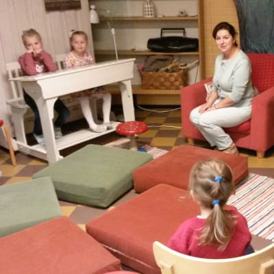 satutunti venäjänkielisille lapsille Lappeenrannan pääkirjastossa. Vetäjänä Irina Krikun.