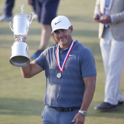 Brooks Koepka mestaruuspysti kädessä.