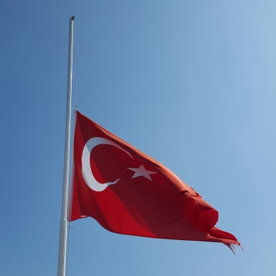 Turkiska flaggan på halvstång.