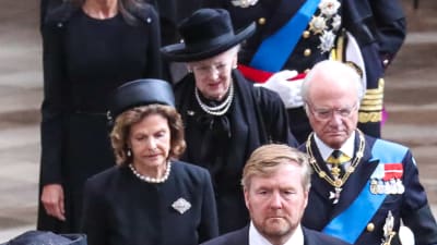 Ett antal mörkklädda europeiska kungligheter går längs med mittgången i Westminster Abbey. Framför drottning Margrethe II av Danmark går drottning Silvia och kung Carl XVI Gustaf av Sverige samt kung Willem-Alexander av Nederländerna.