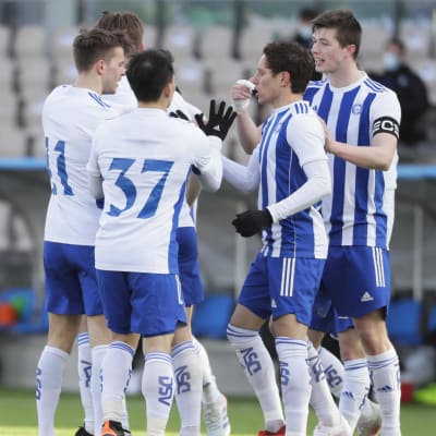 HJK-spelare firar mål.