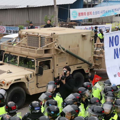Protester utbröt när Thaadmateriel flyttades till området för missilförsvarssystemet.