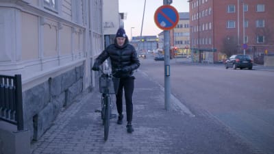 Jesse Puljujärvi leder sin cykel i Uleåborg, januari 2020.