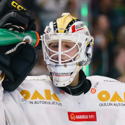 Joel Blomqvist dricker sportdryck.