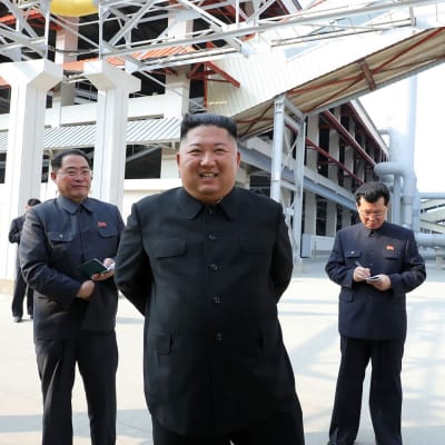 Nordkoreas ledare Kim Jong-Un (i mitten), fotografiet uppges vara taget precies efter att Kim hållit sig borta från offentligheten i nästan tre veckor i april 2020.