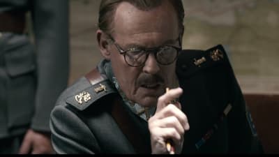 Dick Idman spelar Mannerheim.