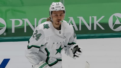 Roope Hintz tuggar på sitt munskydd.
