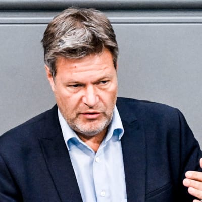 Tysklands närings- och klimatminister Robert Habeck i kostym framför talstol.